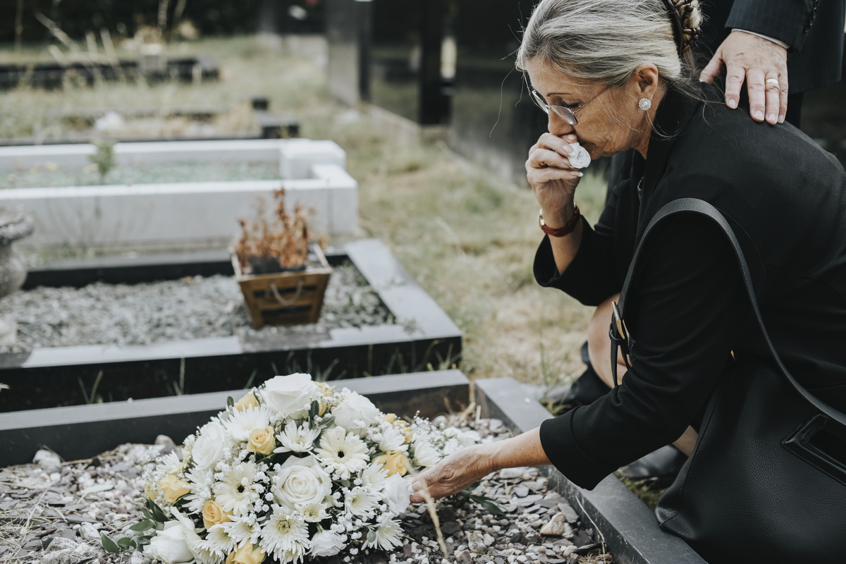 Le choix des fleurs d'un bouquet pour rendre hommage à un défunt