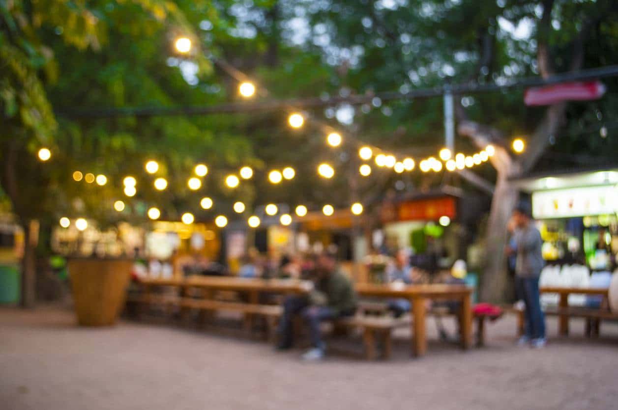 accessoires de décoration pour fête dans un jardin