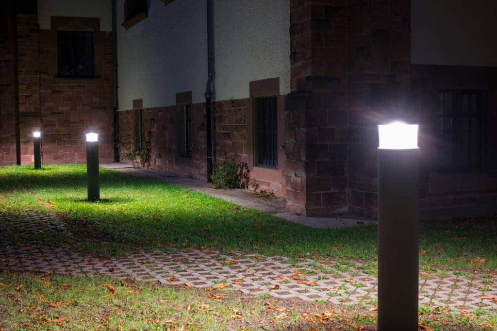 sentier lumineux, jardin, bornes solaires LED